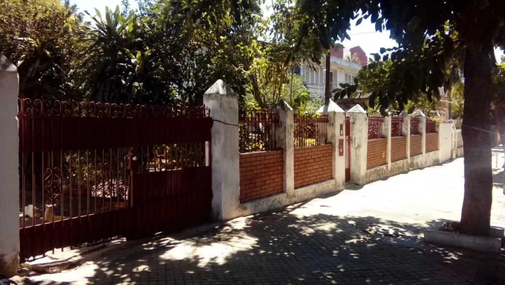 VENDO AMPLIO TERRENO CON CASA EN SAJONIA — foto 2