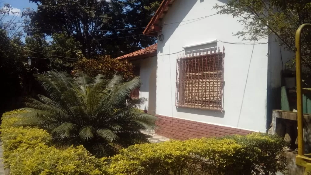 VENDO AMPLIO TERRENO CON CASA EN SAJONIA — foto 3