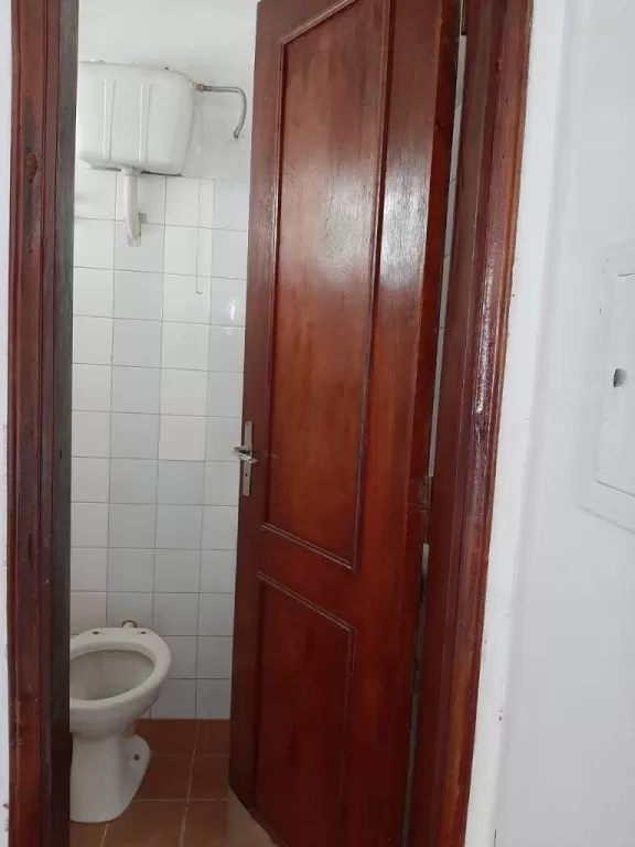 Habitación de dos ambientes con baño privado y patio interno, Barrio los Laureles — foto 3