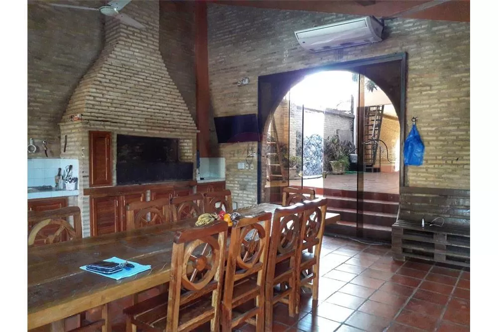 SE VENDE AMPLIA RESIDENCIA EN -BO MIRAFLORES — foto 3