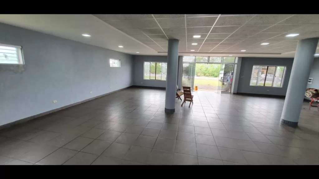 VENDO SALON COMERCIAL, SOBRE ACCESO SUR, YPANE — foto 3