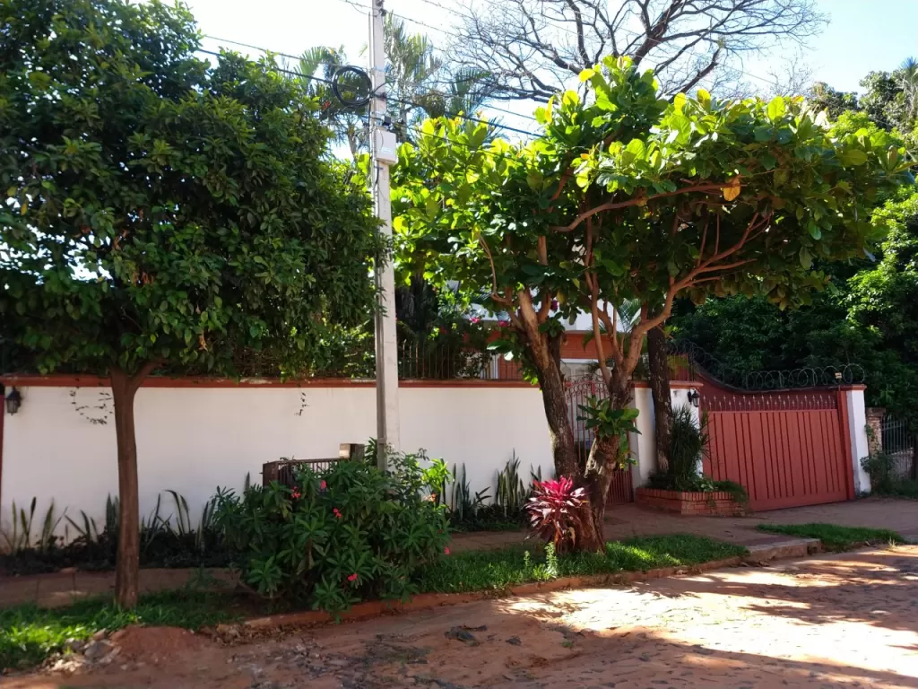Importante residencia refaccionar con terreno de 1080 m2, zona residencial de Mburucuya — foto 2
