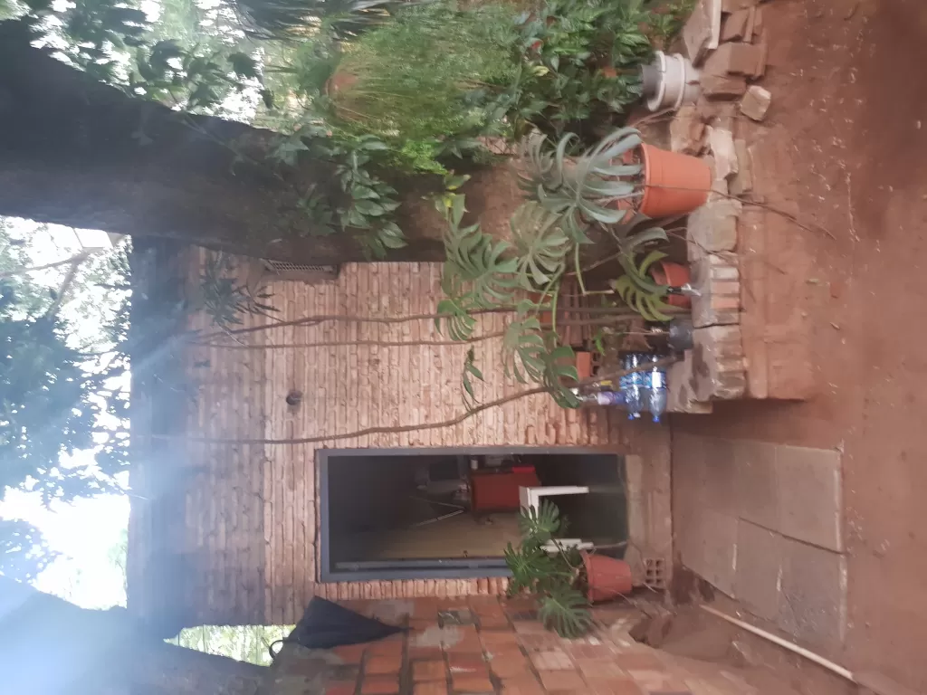 Vendo terreno con habitaciones a refaccionar con un baño — foto 2