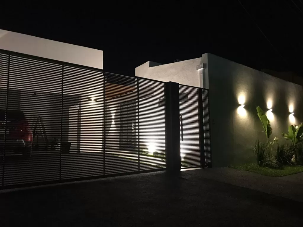 MBURUCUYÁ – SALVADOR DEL MUNDO: ELEGANTE RESIDENCIA EN PLANTA BAJA, 540 M2, GRAN JARDÍN. — foto 2