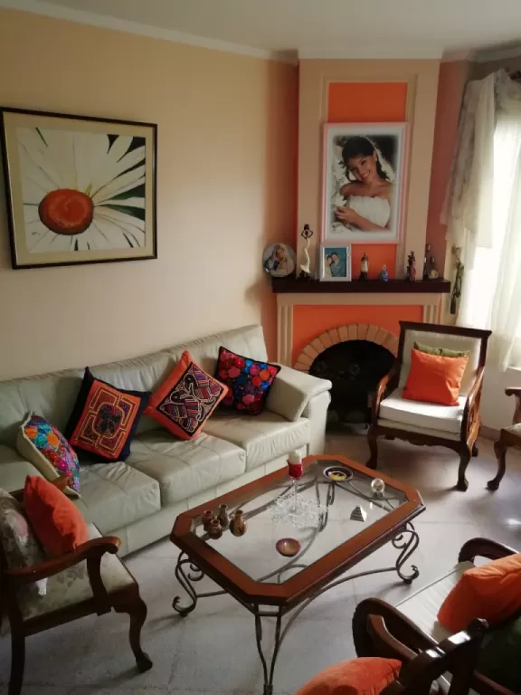 FDO. DE LA MORA (ZNORTE): HERMOSA RESIDENCIA, 3 DORMITORIOS, JARDÍN, PISCINA, 300.000 USD — foto 2