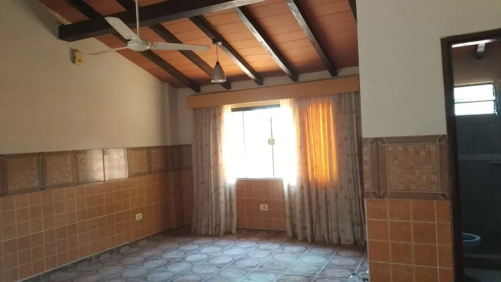HERMOSA Y AMPLIA CASA A 2 CUADRAS DE MARIA SERRANA — foto 3