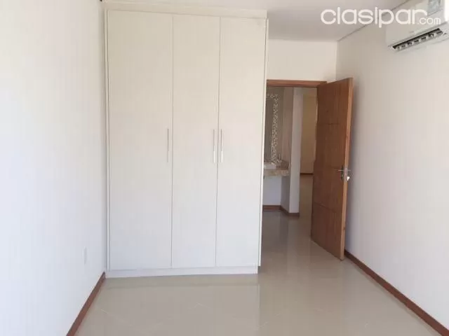 MBURUCUYÁ (PROX. CASA RICA 2): ELEGANTÍSIMO TRIPLEX EN ALQUILER, 3 SUITES, JARDÍN, PISCINA — foto 2