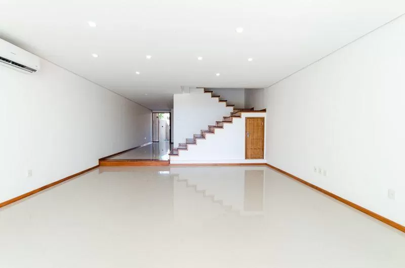MBURUCUYÁ (PROX. CASA RICA 2): ELEGANTÍSIMO TRIPLEX EN ALQUILER, 3 SUITES, JARDÍN, PISCINA — foto 3