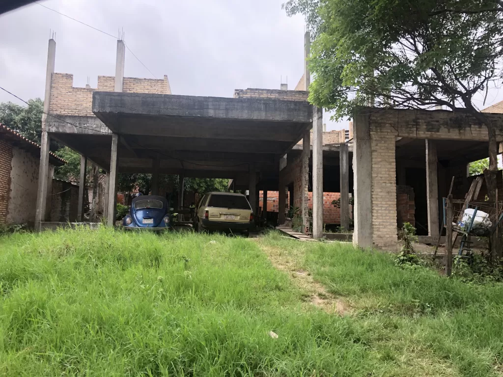 Vendo terreno con construcción sin terminar — foto 2