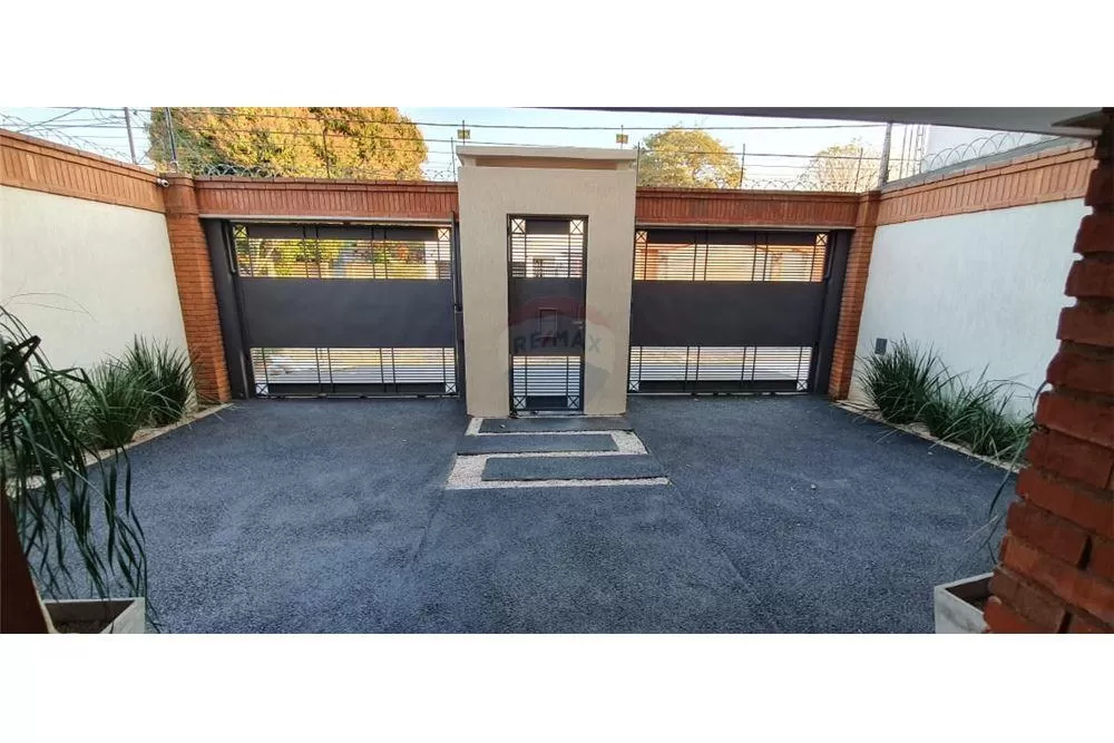 MODERNA Y FINA RESIDENCIA EN VIRGEN DEL HUERTO — foto 2