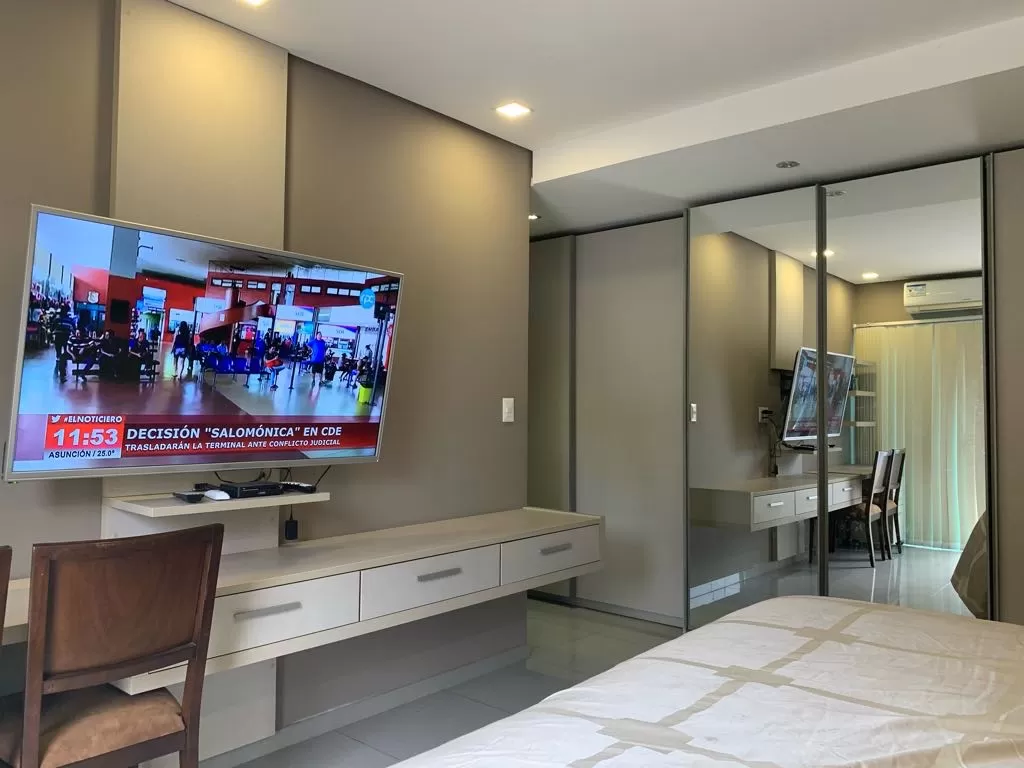 Vendo Lujosa Residencia en Asuncion! Cerca del Shopping Pinedo,del Cuartel de las MARIAS, a 2 cuadras de villa Olimpia, a 50 mts de Laguna Grande — foto 2
