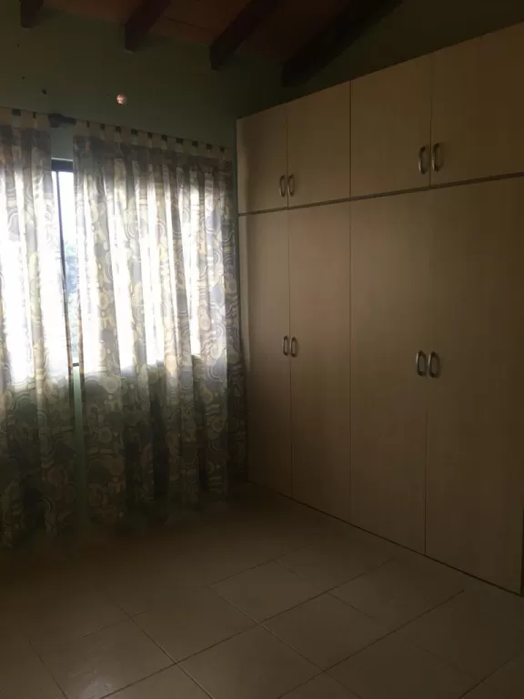Vendo hermoso duplex de 3 dormitorios en lambare zona sek — foto 2