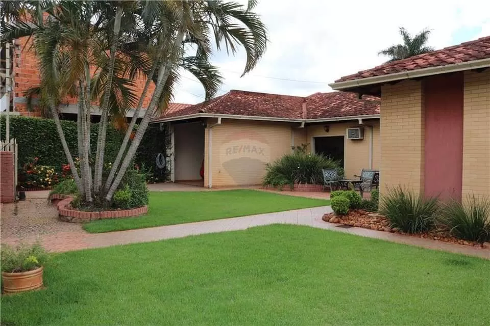 EN VENTA RESIDENCIA EN ÁREA 1 - CIUDAD DEL ESTE — foto 2