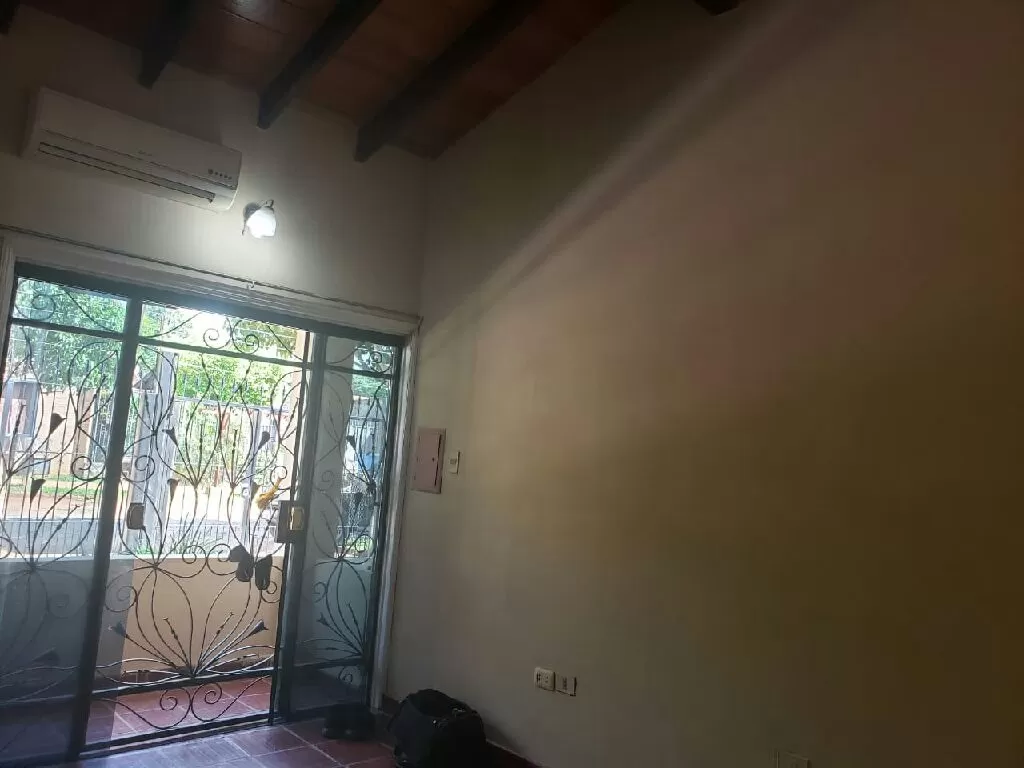 A CINCO CUADRAS DE LEOPARDI — foto 3