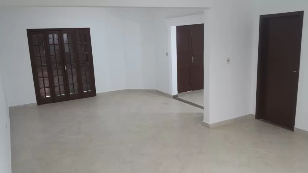 B° VISTA ALEGRE: HERMOSA RESIDENCIA, 3 DORMITORIOS, JARDÍN, IMPECABLE ESTADO, 160.000 USD — foto 2