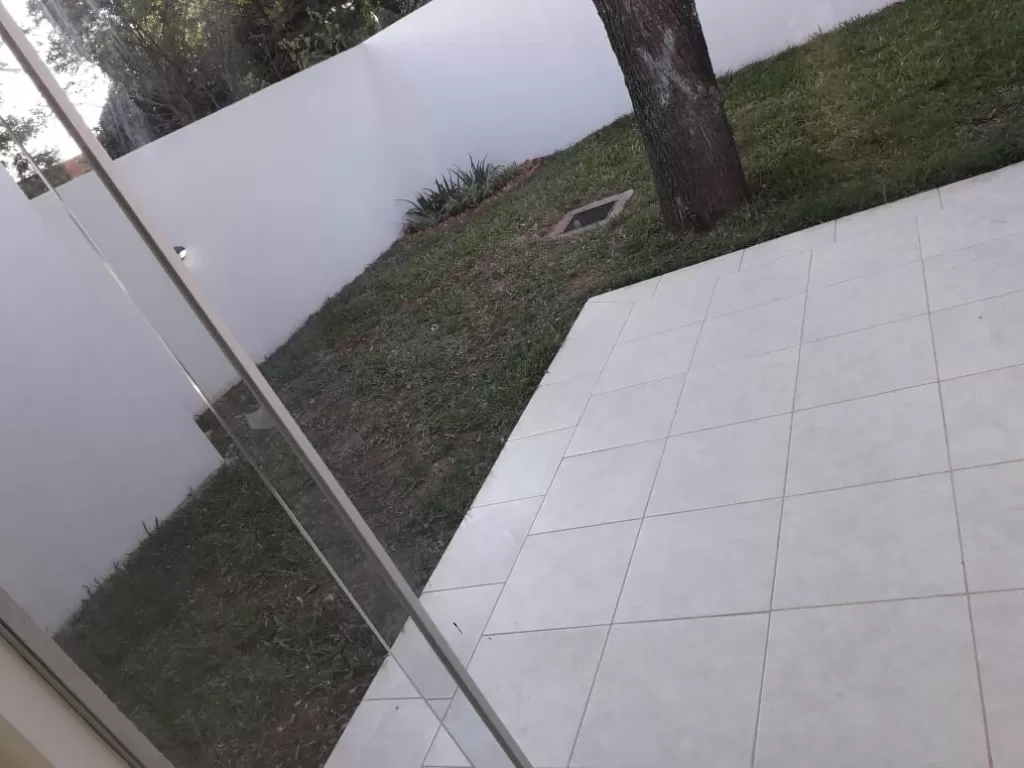 HERMOSO DUPLEX EN LUQUE EXCELENTE UBICACIÓN — foto 3