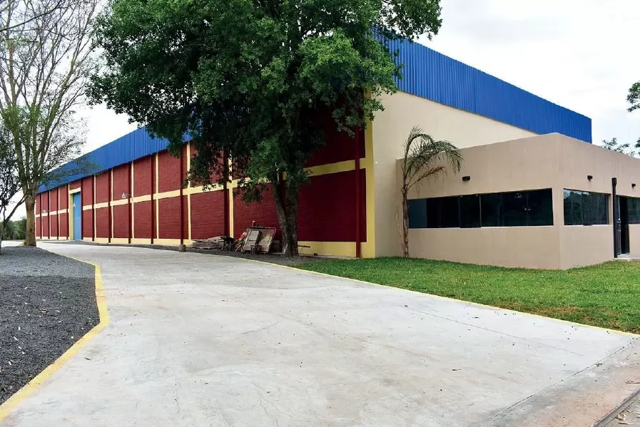 LIMPIO (CENTRAL): MAGNIFICO DEPOSITO IDEAL P EMPRESAS E INDUSTRIAS, 1.700M2 + OFICINAS. — foto 2
