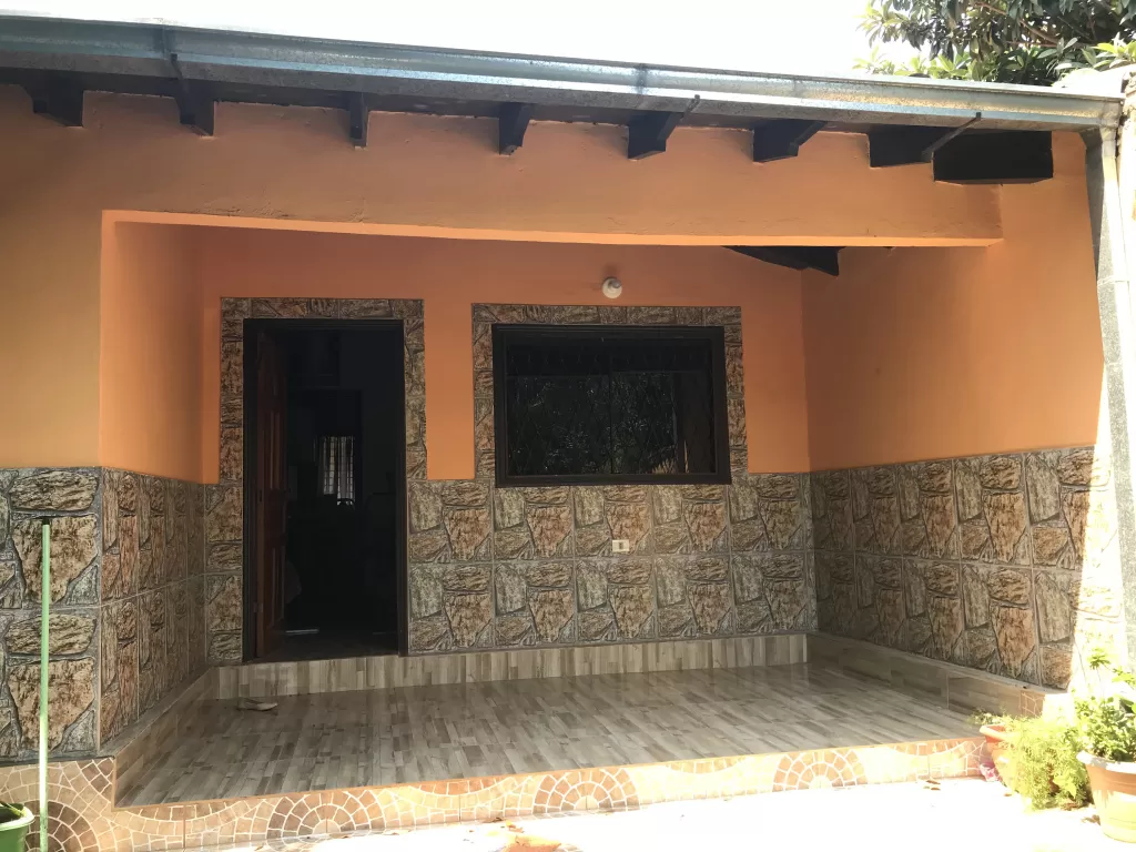 vendo hermosa casa en la cuidad de san Antonio, a una cuadra de la avenida — foto 2