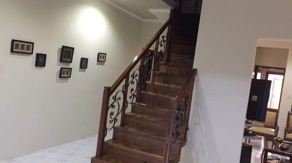 LOMA PYTA: BELLÍSIMA RESIDENCIA EN VENTA, 3 DORMITORIOS, AMPLIO JARDÍN, ALTA SEGURIDAD. — foto 2