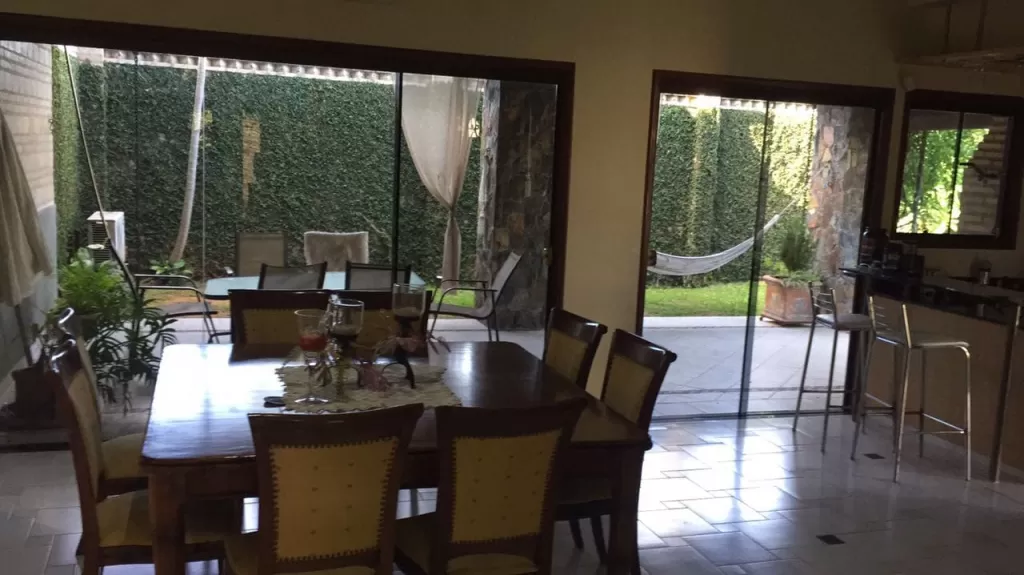 LOMA PYTA: BELLÍSIMA RESIDENCIA EN VENTA, 3 DORMITORIOS, AMPLIO JARDÍN, ALTA SEGURIDAD. — foto 3