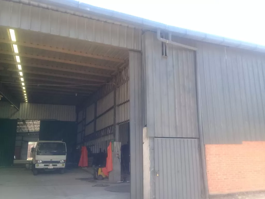 MR ALONSO (PROX. SHOP MARIANO): 2.300M2, IMPECABLE DEPOSITO + OFICINAS + PARKING. — foto 2