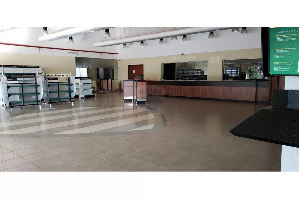 VENDO SHOWROOM CON DEPOSITO Y TALLER EN CANINDEYÚ — foto 2