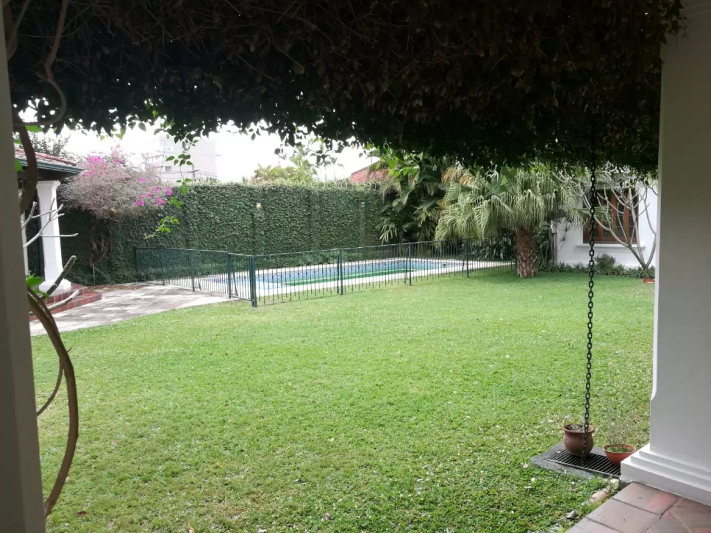 CARMELITAS: ELEGANTE RESIDENCIA, 4 DORMITORIOS, GRAN JARDÍN, PISCINA, 2.800 USD. — foto 2