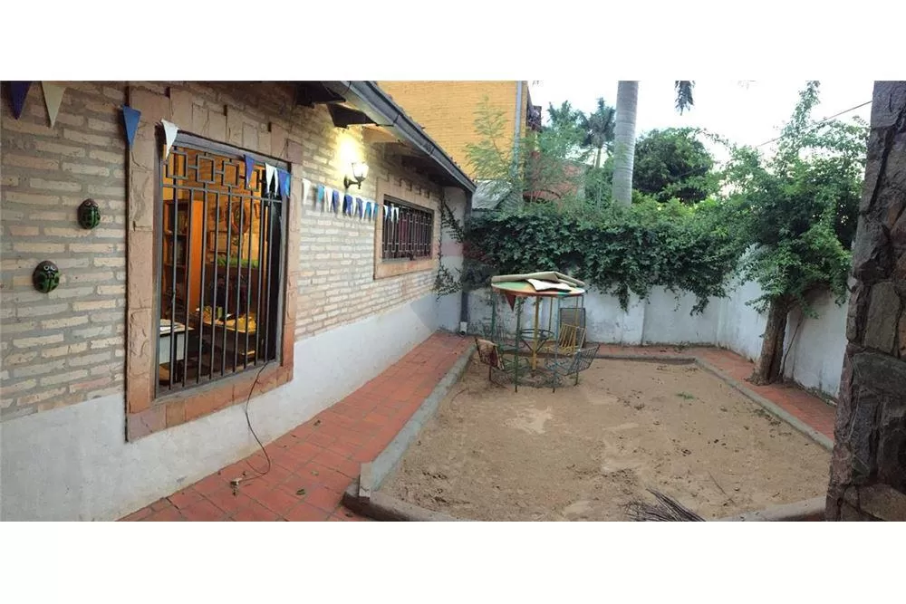VENDO CASA EN LUQUE UBICADO EN ESQUINA.. — foto 3