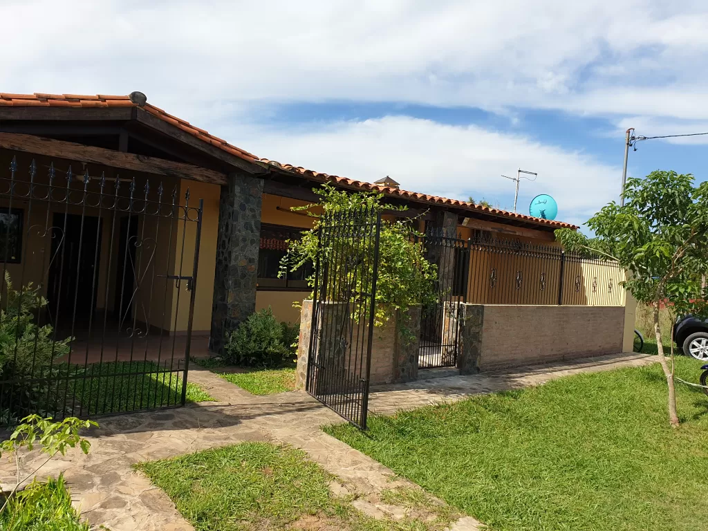 Vendo en SANBER casa con pileta, 3 baños, 3 habitaciones, quincho, garaje — foto 2