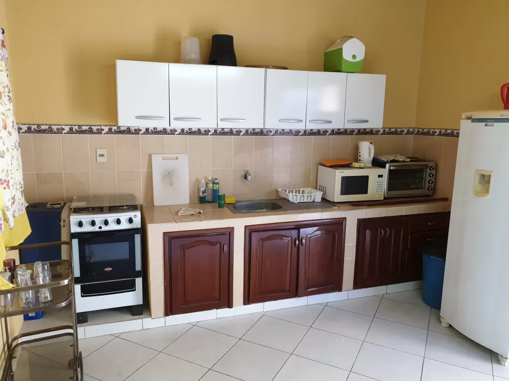 Vendo en SANBER casa con pileta, 3 baños, 3 habitaciones, quincho, garaje — foto 3