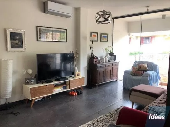 LOS LAURELES: HERMOSA CASA TRIPLEX, JARDÍN, PISCINA - 6.000.000 GS. — foto 2