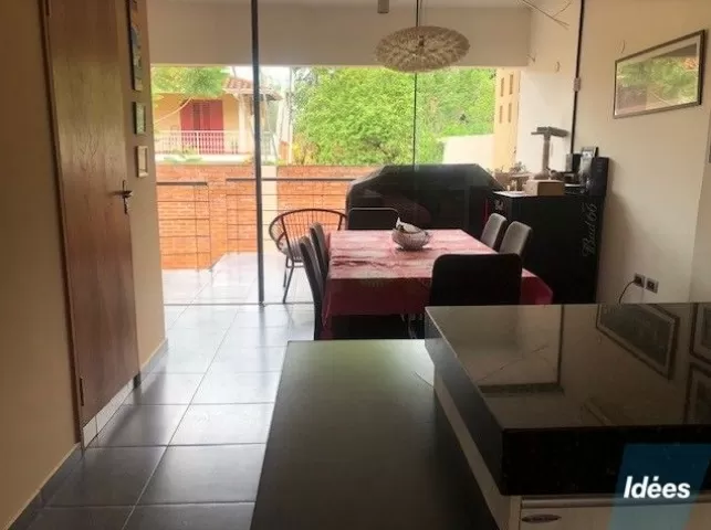 LOS LAURELES: HERMOSA CASA TRIPLEX, JARDÍN, PISCINA - 6.000.000 GS. — foto 3