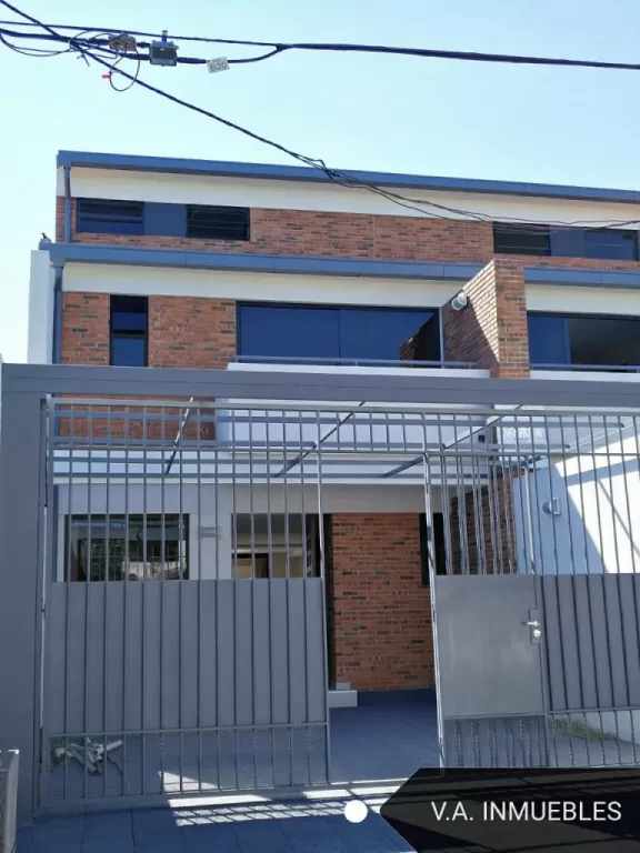 ELEGANTE DÚPLEX A ESTRENAR EN BARRIO MBURUCUYÁ, 3 SUITES, JARDÍN, PISCINA, 210.000 USD — foto 2
