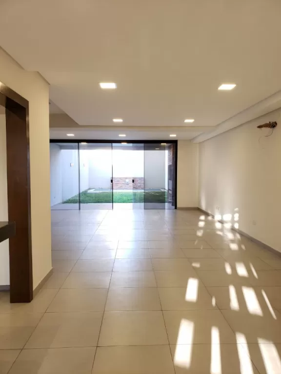 ELEGANTE DÚPLEX A ESTRENAR EN BARRIO MBURUCUYÁ, 3 SUITES, JARDÍN, PISCINA, 210.000 USD — foto 3