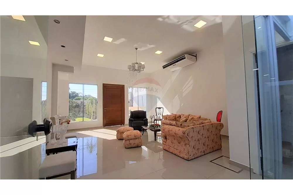 FINA Y MODERNA CASA ZONA RESIDENCIAL DE LAMBARÉ — foto 2