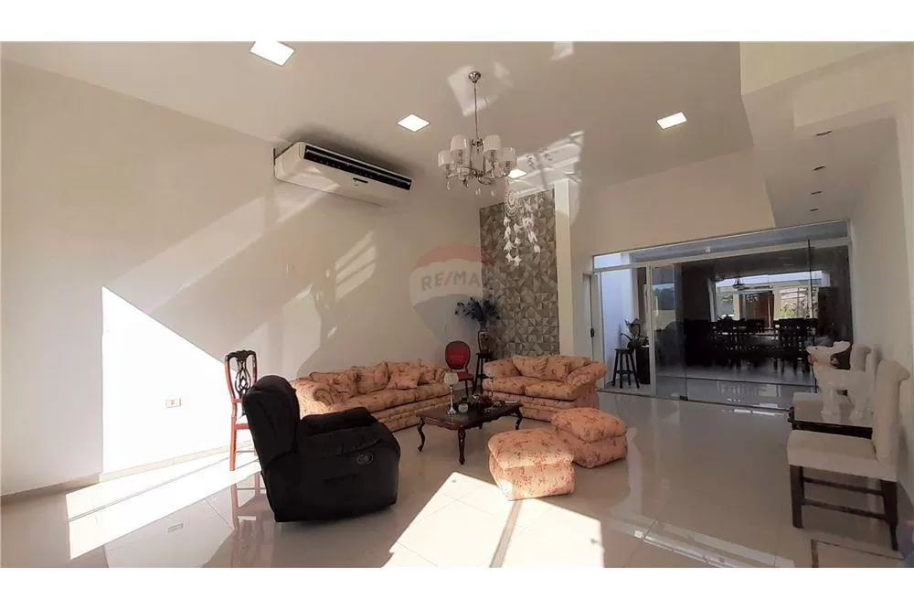 FINA Y MODERNA CASA ZONA RESIDENCIAL DE LAMBARÉ — foto 3