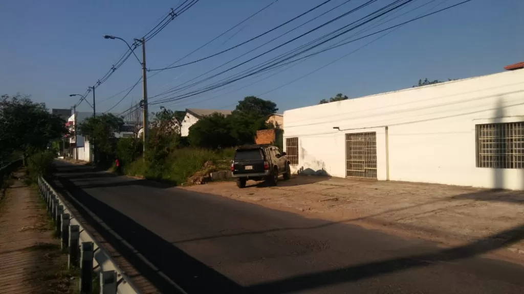 TERRENO SOBRE MADAME LYNCH- FRENTE AL GRUPO HABITACIONAL AEROPUERTO. — foto 2