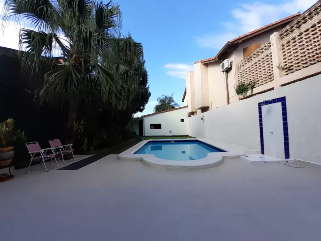 Vendo fina y amplia residencia en Los Laureles, Asunción. — foto 2