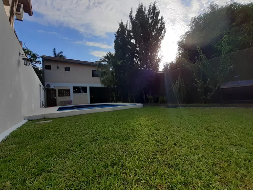 Vendo fina y amplia residencia en Los Laureles, Asunción. — foto 3
