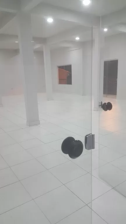 HERMOSO Y AMPLIO SALÓN A ESTRENAR 130M2; CAPIATA CENTRO — foto 3