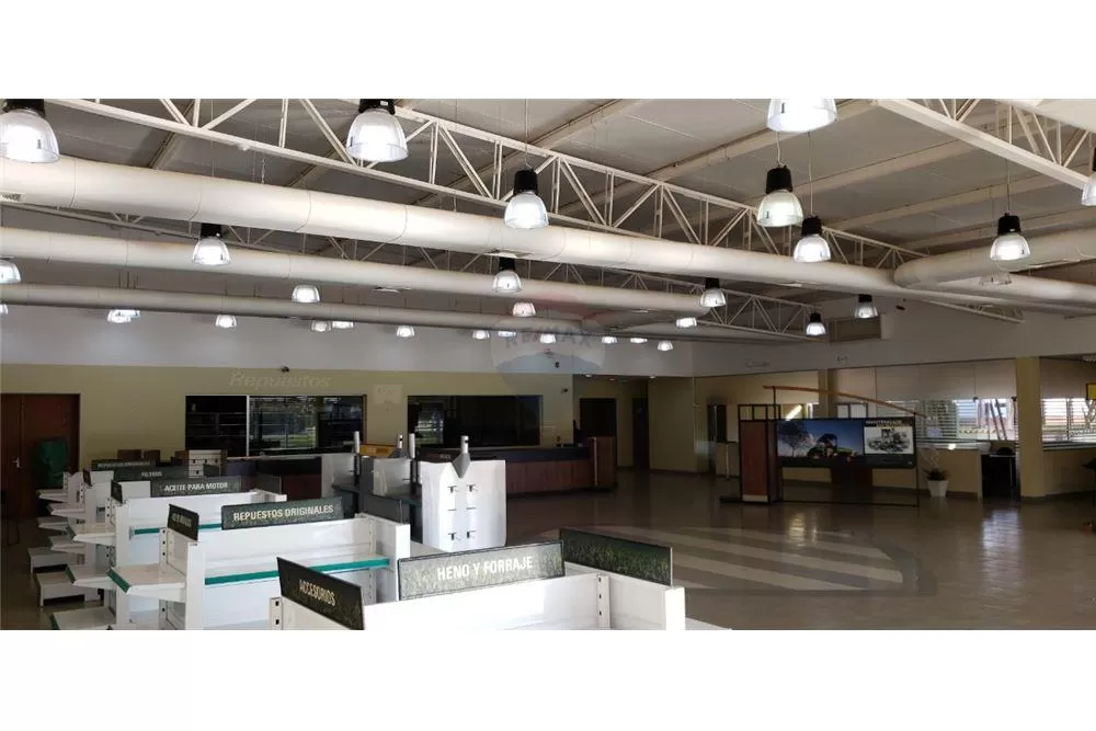 VENDO SHOWROOM CON DEPOSITO Y TALLER EN CANINDEYÚ — foto 3