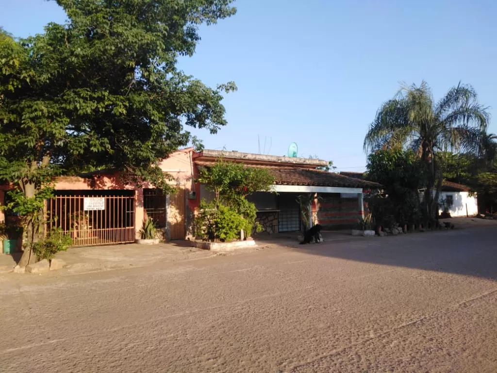 ATENCION INVERSIONISTAS. CASA EN EL CENTRO MISMO DE LIMPIO CON LOCAL COMERCIAL — foto 2