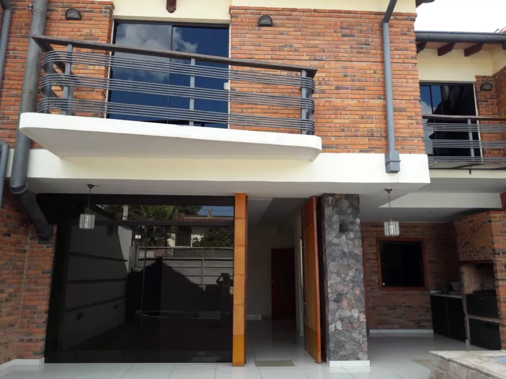 BARRIO HERRERA: HERMOSO DÚPLEX, 3 DORMITORIOS, JARDÍN, PISCINA, — foto 2