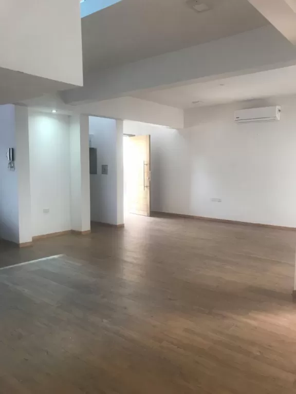 SMA. TRINIDAD: ELEGANTE DÚPLEX, 3 SUITES, EQUIPAMIENTO FULL - 1.300 USD. — foto 2