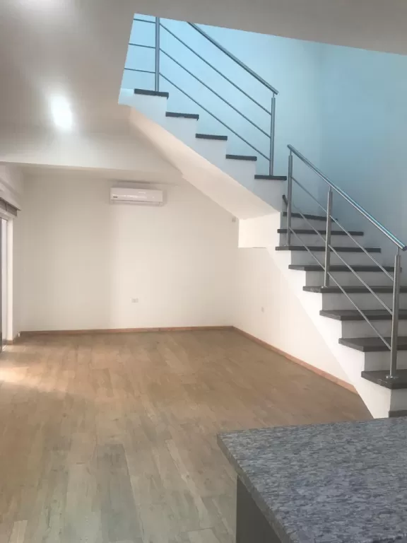 SMA. TRINIDAD: ELEGANTE DÚPLEX, 3 SUITES, EQUIPAMIENTO FULL - 1.300 USD. — foto 3