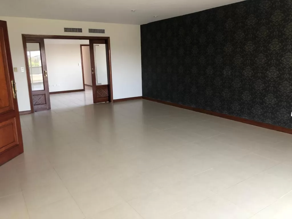 EDIFICIO SAN JOSÉ: DEPTO. DE 3 SUITES, VISTA PANORÁMICA, 2 COCHERAS - 6.500.000 GS. — foto 2