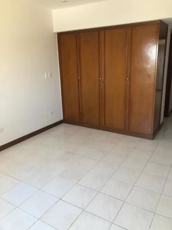 EDIFICIO SAN JOSÉ: DEPTO. DE 3 SUITES, VISTA PANORÁMICA, 2 COCHERAS - 6.500.000 GS. — foto 3
