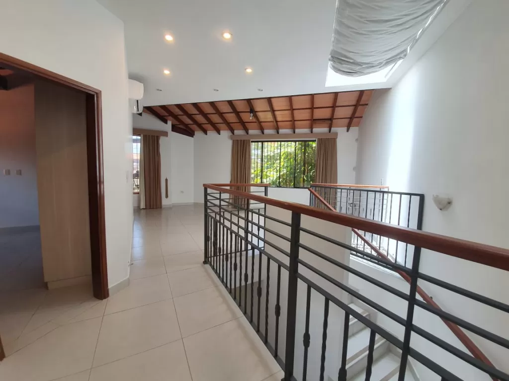 SEMINARIO, MBURICAO: ELEGANTE RESIDENCIA EN ALQUILER, 3 SUITES, ALTAMENTE SEGURA. — foto 3