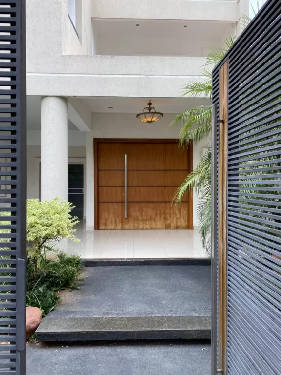 LOS LAURELES: MAGNIFICA RESIDENCIA, 750 M2, 4 SUITES, ELEGANTE JARDÍN, 600.000 USD. — foto 2