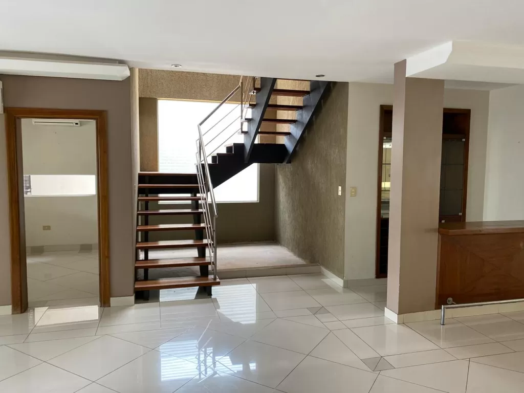 LOS LAURELES: MAGNIFICA RESIDENCIA, 750 M2, 4 SUITES, ELEGANTE JARDÍN, 600.000 USD. — foto 3